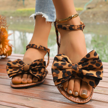 Fiorelle Women’s Grace Flat Sandals – Bow Detail Soft Sole Casual Beach Sandals (US 5–8.5)