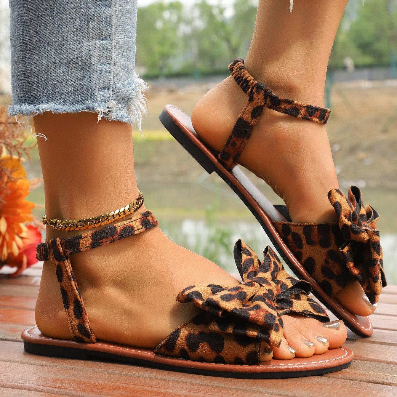 Fiorelle Women’s Grace Flat Sandals – Bow Detail Soft Sole Casual Beach Sandals (US 5–8.5)