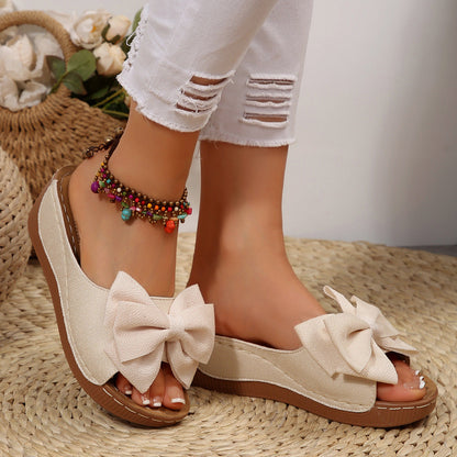Fiorelle Women’s Liora Bow Flower Platform Wedge Slide Sandals – Peep-Toe Wide Strap Summer Slides (US 5–10.5)