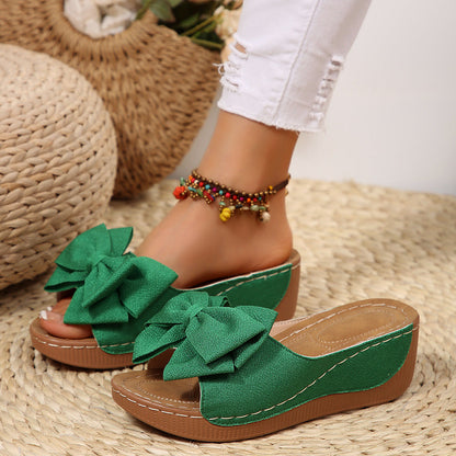 Fiorelle Women’s Liora Bow Flower Platform Wedge Slide Sandals – Peep-Toe Wide Strap Summer Slides (US 5–10.5)