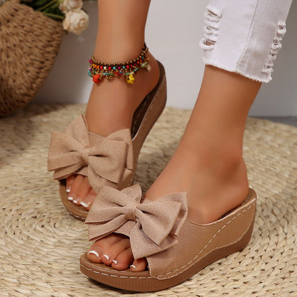 Fiorelle Women’s Liora Bow Flower Platform Wedge Slide Sandals – Peep-Toe Wide Strap Summer Slides (US 5–10.5)