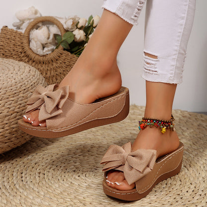 Fiorelle Women’s Liora Bow Flower Platform Wedge Slide Sandals – Peep-Toe Wide Strap Summer Slides (US 5–10.5)