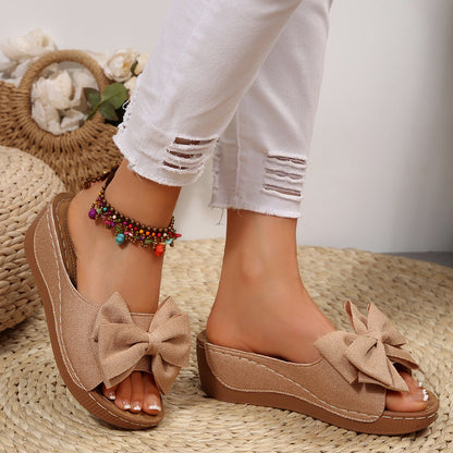 Fiorelle Women’s Liora Bow Flower Platform Wedge Slide Sandals – Peep-Toe Wide Strap Summer Slides (US 5–10.5)