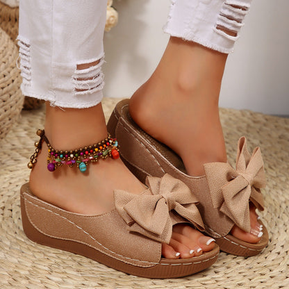 Fiorelle Women’s Liora Bow Flower Platform Wedge Slide Sandals – Peep-Toe Wide Strap Summer Slides (US 5–10.5)