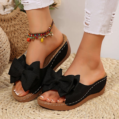 Fiorelle Women’s Liora Bow Flower Platform Wedge Slide Sandals – Peep-Toe Wide Strap Summer Slides (US 5–10.5)