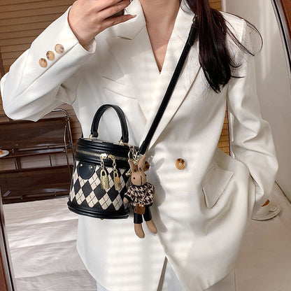 Fiorelle Women‘s Artisan Quilted Crossbody Bag Vintage Bunny Charm Bucket Tote
